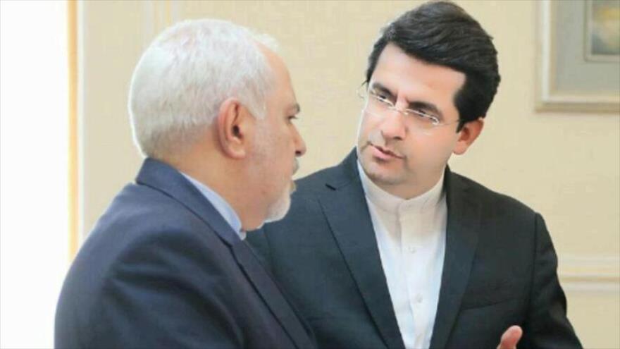 El portavoz del Ministerio de Relaciones Exteriores de Irán, Seyed Abás Musavi (dcha.). (Foto: IRNA)