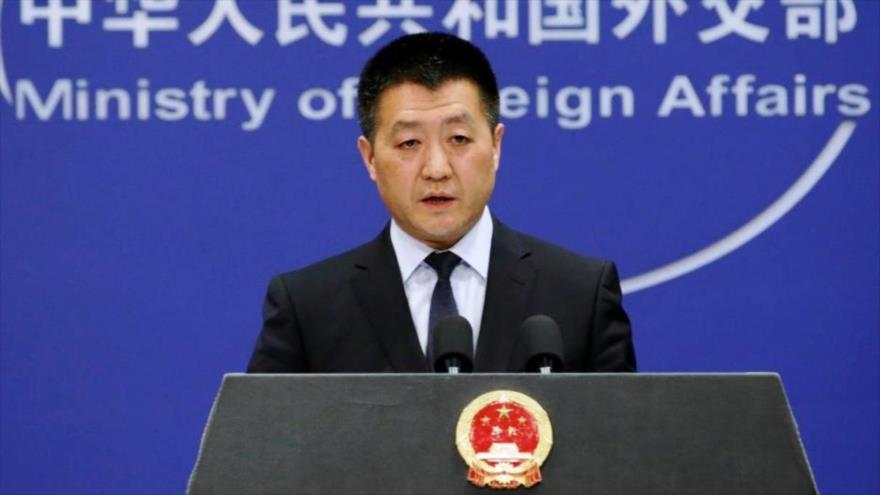 O porta-voz do MinistÃ©rio das RelaÃ§Ãµes Exteriores da China, Lu Kang, em uma coletiva de imprensa, Pequim (capital chinesa), 23 de abril de 2018. (Foto: Reuters)