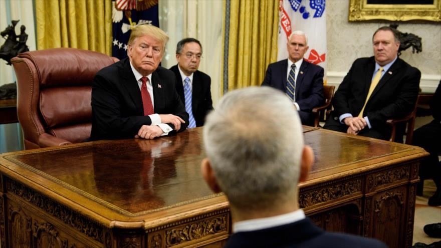El presidente de EE.UU., Donald Trump, junto a otras autoridades en el Despacho Oval de la Casa Blanca, 31 de enero de 2019. (Foto: AFP)
