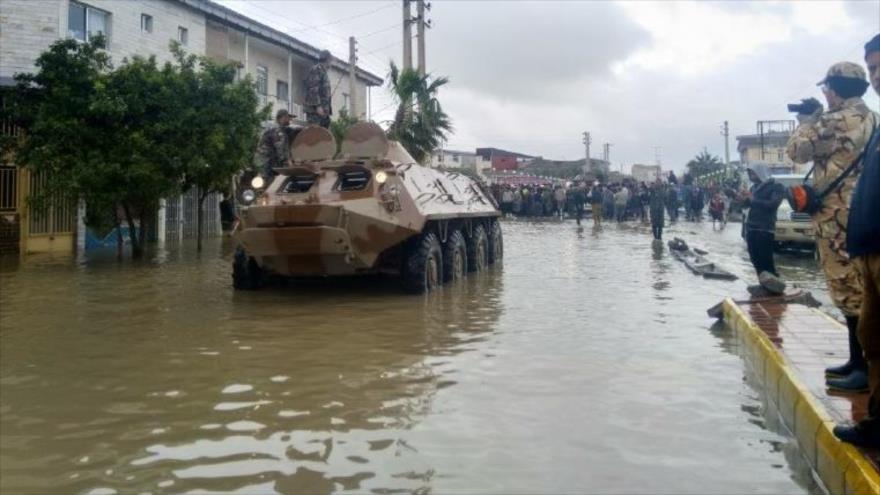 Fuerzas del Ejército iraní usan vehículos blindados para ayudar a los afectados de las inundaciones, ciudad de Aqqala, provincia de Golestán (norte).