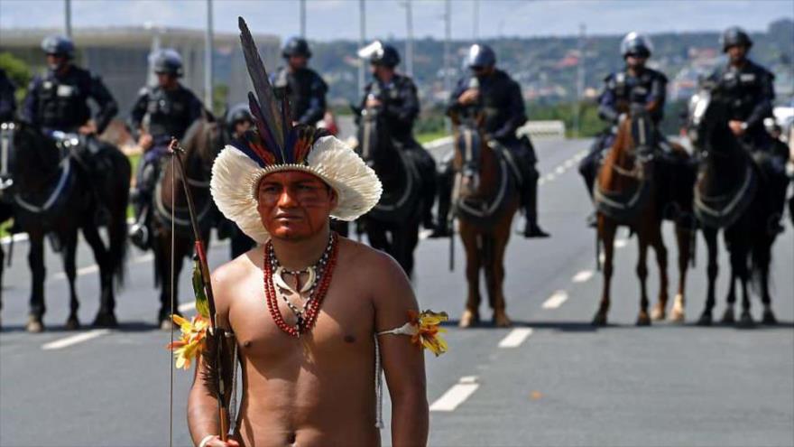 Comunidades indígenas de Brasil participan en el campamento Tierra Libre en Brasilia, la capital, 26 de abril de 2018.