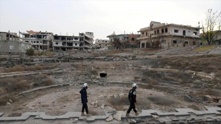 Integrantes del llamado grupo cascos blancos inspeccionan una localidad en Idlib.