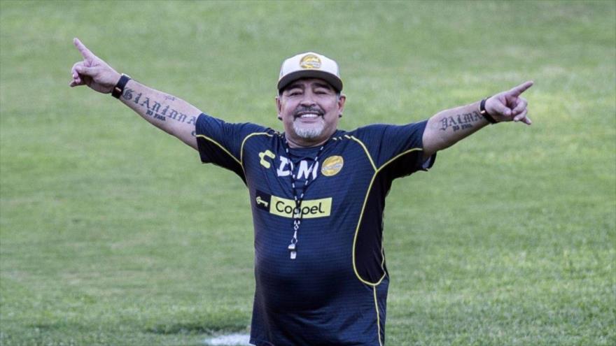 Vídeo: Maradona marca un gol olímpico desde el córner del campo