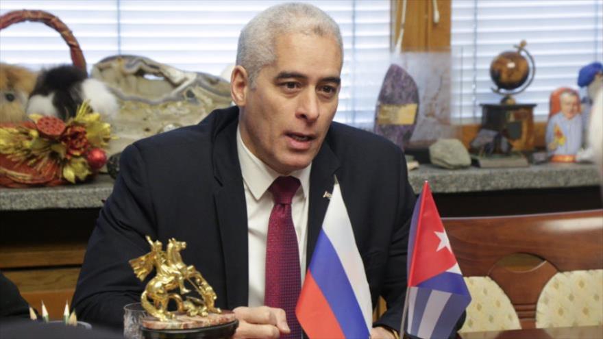 El embajador cubano en Rusia, Gerardo Peñalver Portal, asiste a una reunión celebrada en la sede de Duma rusa en Moscú, 18 de abril de 2019.