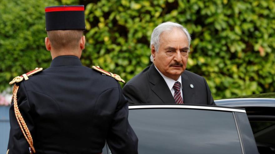 El mariscal libio Jalifa Haftar llega a París para asistir a una reunión sobre la paz en su país, julio de 2017.
