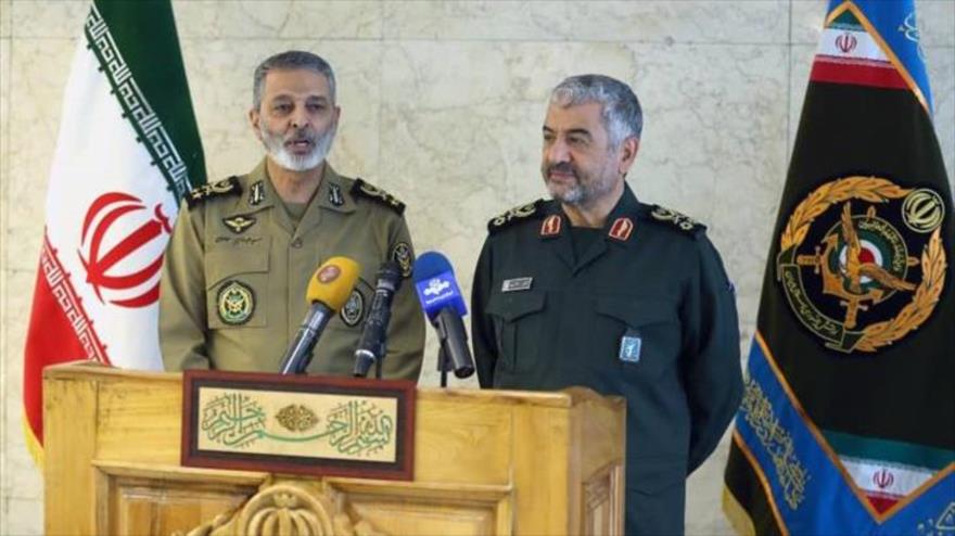 Comandantes en jefe del CGRI y del Ejército de Irán, Mohamad Ali Yafari (dcha.) y Abdul Rahim Musavi, respectivamente, Teherán, 18 de abril de 2019.