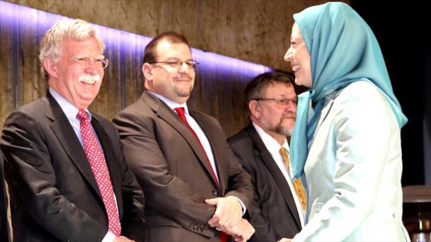 La cabecilla del grupo terrorista Muyahidín Jalq, Maryam Rajavi, saluda al asesor de Seguridad Nacional de EE.UU., John Bolton (izda.).
