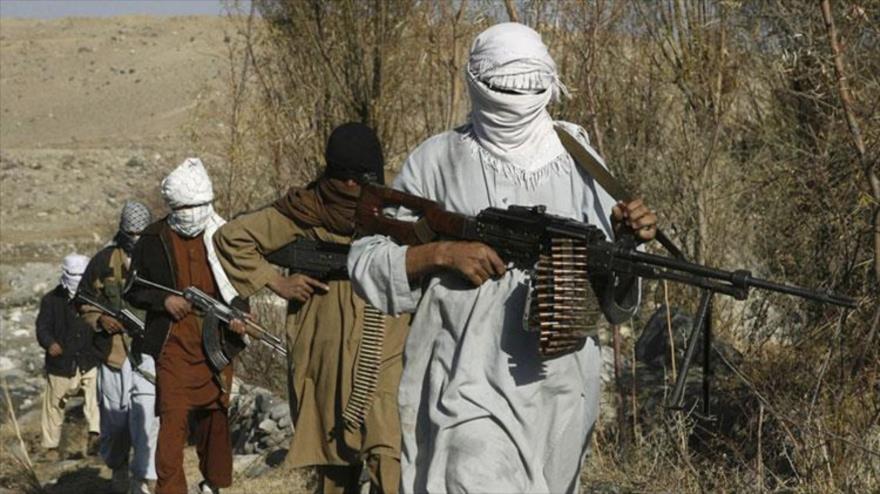 Los combatientes del grupo Talibán caminan en un lugar no revelado en la provincia de Nangarhar.