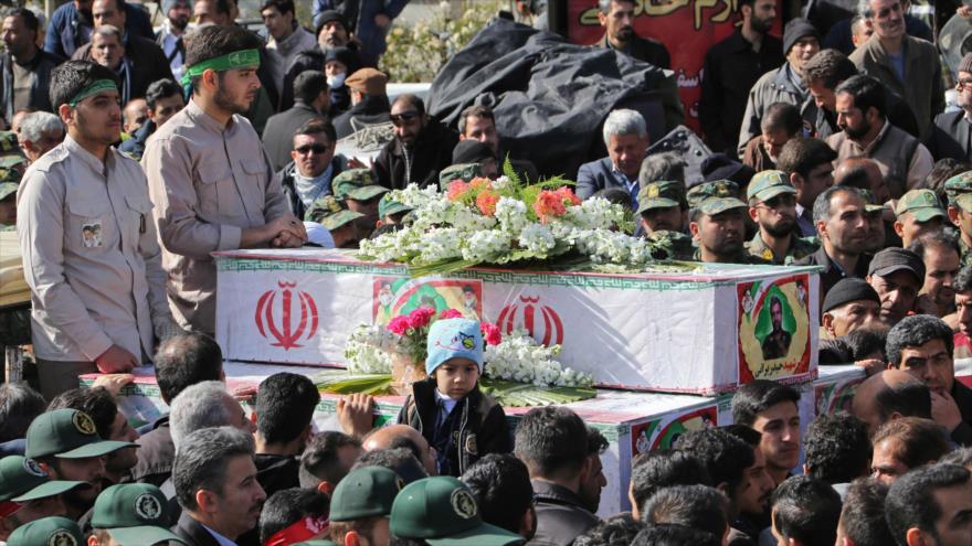 Asisten en Isfahán (sureste) al funeral de mártires del atentado en la frontera irano- paquistaní, 16 de febrero de 2019. (Foto: AFP)