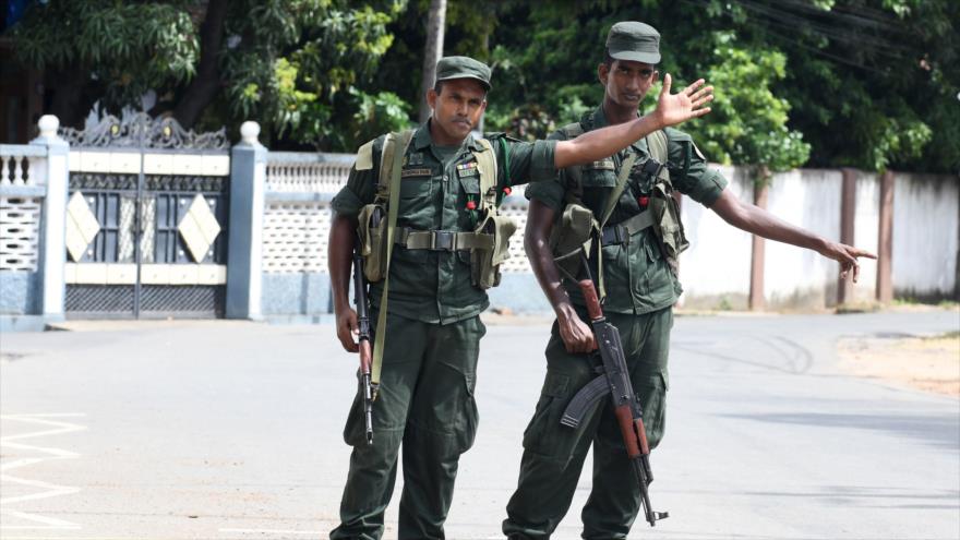 Soldados esrilanqueses montan guardia en una calle después de la mortal cadena de ataques terroristas en el país, 21 de abril de 2019. (Foto: AFP)