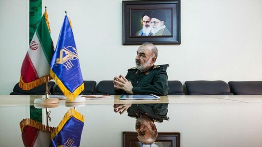 El nuevo comandante en jefe del Cuerpo de Guardianes de la Revolución Islámica (CGRI) de Irán, el general de división Hosein Salami, habla con los medios.