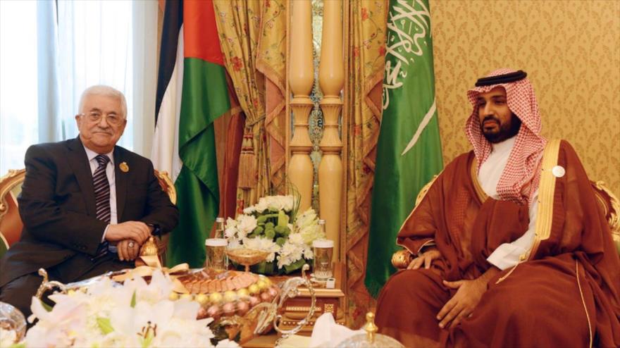 El presidente palestino, Mahmud Abás (iza.), junto con el príncipe heredero saudí, Muhamad bin Salman, en Riad, la capital de Arabia Saudí.
