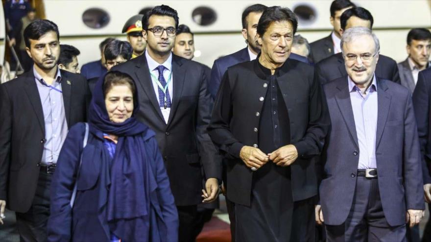 El primer ministro de Paquistán, Imran Jan (segundo dcha.), llega al aeropuerto de Mehrabad, en Teherán, capital de Irán, 21 de abril de 2019. (Foto: IRNA)
