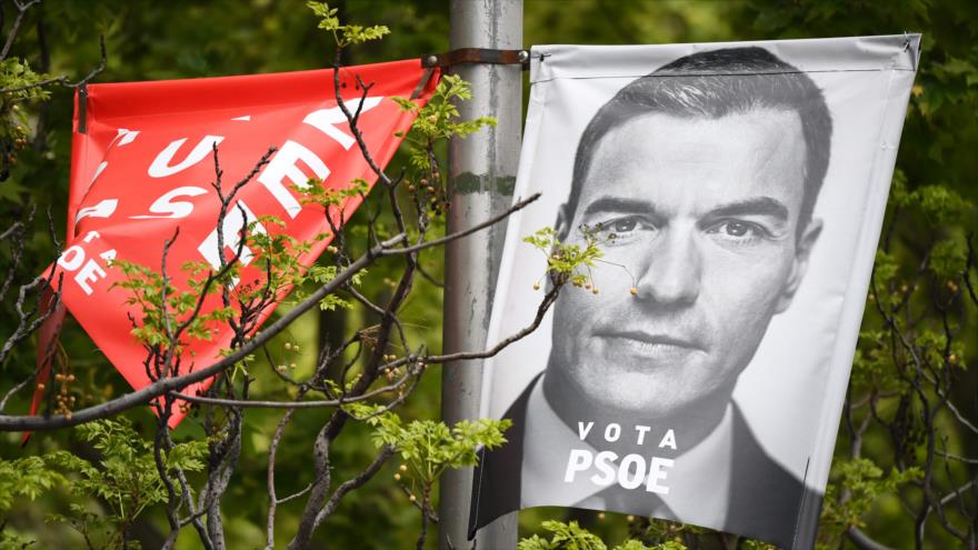 Un cartel de la campaña del candidato del PSOE en las elecciones del 28 de abril, el presidente del Gobierno de España, Pedro Sánchez, 21 de abril de 2019. (Foto: AFP)