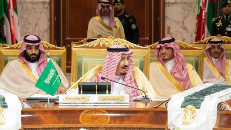 El rey saudí, Salman bin Abdulaziz Al Saud (centro) y su heredero, Muhamad bin Salman (izda.), en un acto en Riad, 9 de diciembre de 2018. (Foto: AFP)