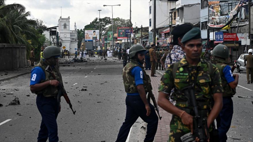 Fuerzas de seguridad montan guardia en Colombo después de la mortal cadena de ataques terroristas en Sri Lanka, 22 de abril de 2019. (Foto: AFP)