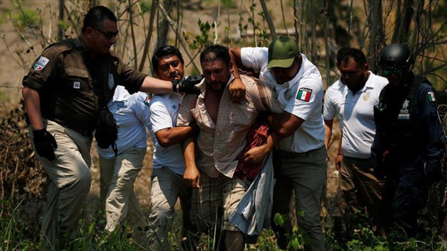 Un migrante centroamericano es detenido por agentes de migración en una redada en Pijijiapan, sur de México, 22 de abril de 2019. (Foto: Reuters)