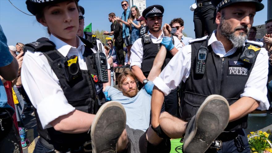 Agentes de la Policía británica arrestan a un ambientalista durante una manifestación en Londres, capital británica, 21 de abril de 2019. (Foto: AFP)