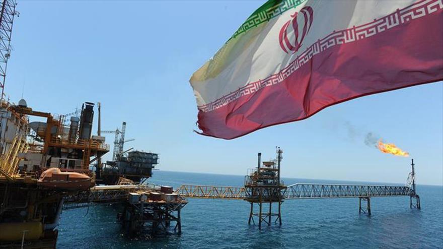 Una bandera nacional iraní en una plataforma de producción de petróleo
