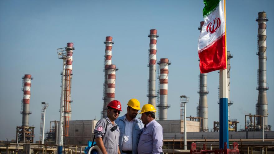 Empleados en una instalación de la refinería de gas Persian Gulf Star Co. en Bandar Abás, Irán, enero de 2019.