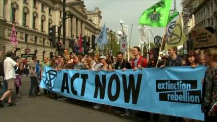 Activistas protestan en Londres en contra del cambio climático