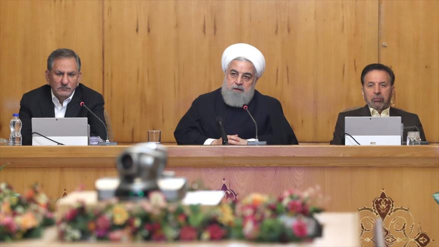 El presidente de Irán, Hasan Rohani (centro), se reúne con su gabinete, Teherán, 24 de abril de 2019. (Foto: President:ir)
