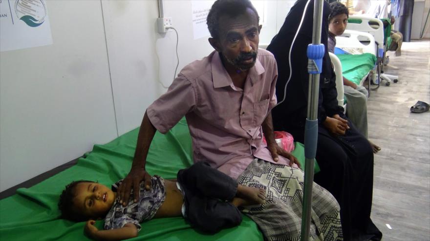 Un niño yemení recibe tratamiento para el cólera en un hospital del distrito de JoJa, en la provincia occidental de Al-Hudayda, 18 de abril de 2019. (Foto: AFP)