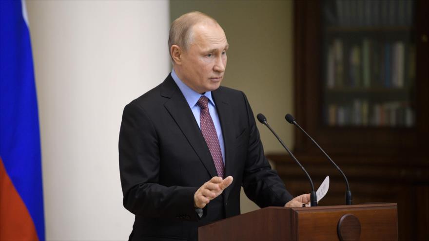 El presidente ruso, Vladímir Putin, pronuncia un discurso durante una reunión del Consejo de Legisladores en San Petersburgo, 24 de abril de 2019. (Foto: AFP)