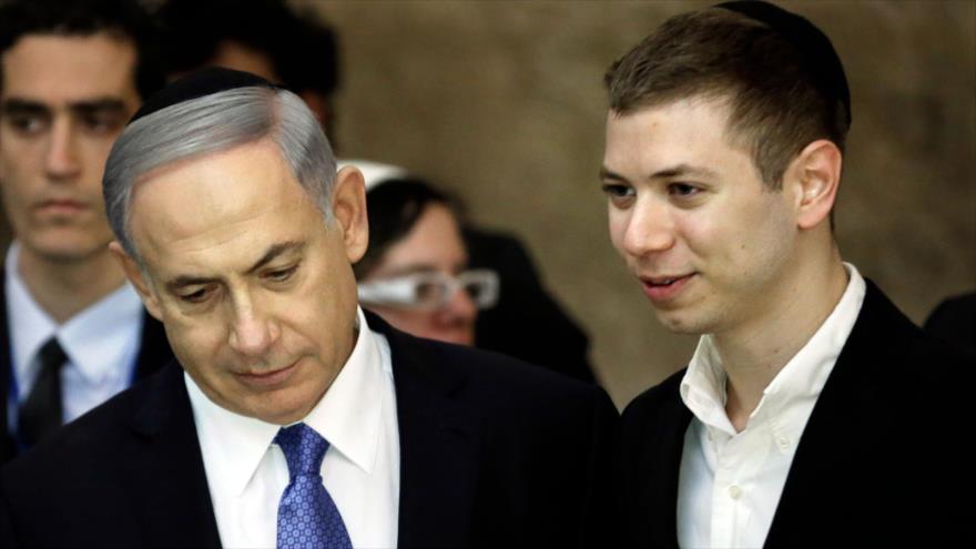 El primer ministro israelí, Benjamín Netanyahu (izq.), y su hijo mayor, Yair, en Al-Quds (Jerusalén). (Foto: AFP)