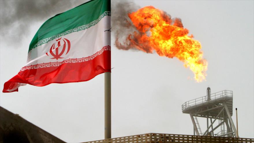 Bandera nacional iraní en una plataforma de producción de petróleo.
