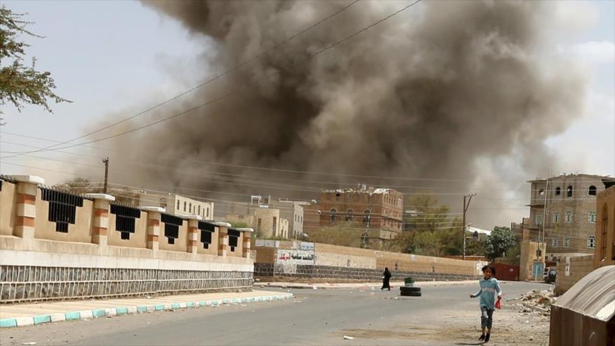 Columna de humo producida por un bombardeo saudí contra un barrio en Saná, capital yemení.