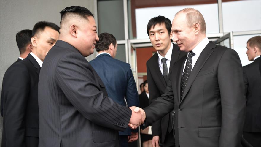 El presidente ruso, Vladimir Putin, da la mano al líder de Corea del Norte, Kim Jong-un, después de una reunión en Vladivostok, 25 de abril de 2019. (Foto: AFP)