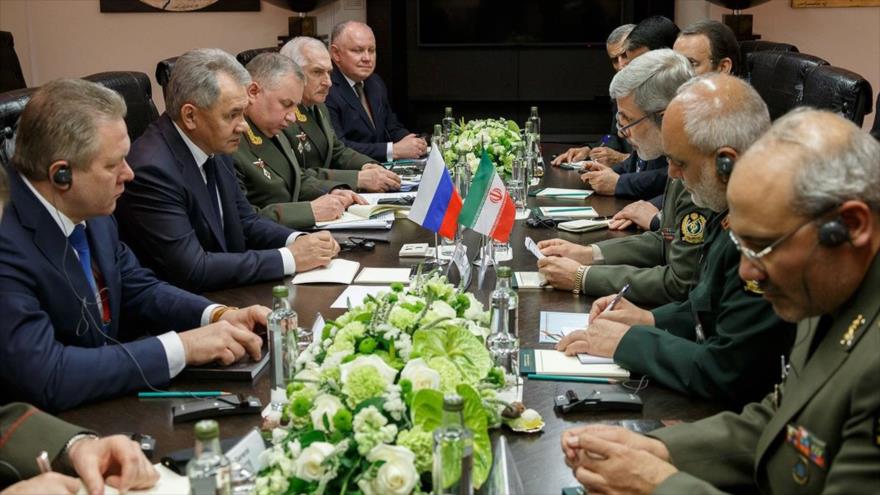 Delegaciones de Irán y Rusia discuten cooperaciones militares en una reunión en Moscú, 24 de abril de 2018. 