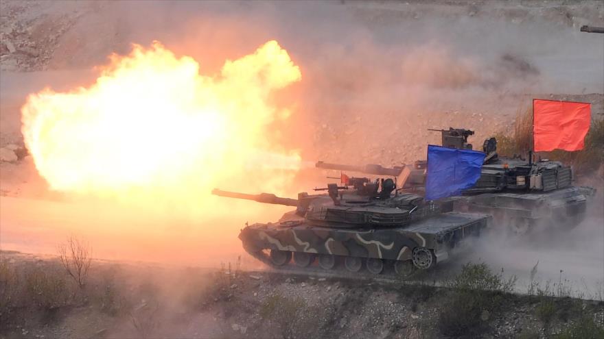 Un tanque K1A2 de Corea del Sur (azul) y un tanque M1A2 de EE.UU. (rojo) durante un ejercicio militar, 26 de abril de 2017. (Foto: AFP)