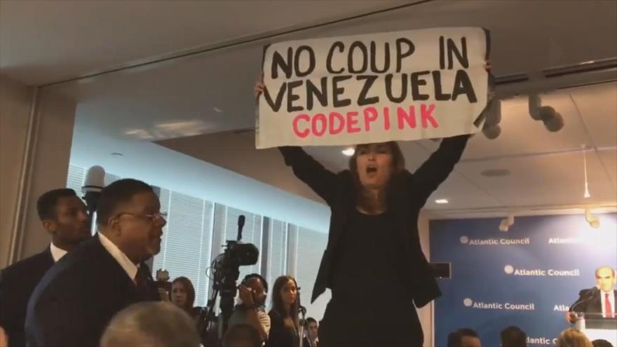 Vídeo: Activista perturba el discurso de Abrams contra Venezuela | HISPANTV