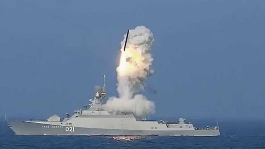 Una fragata de la Fuerza Naval rusa lanza misiles durante unos ejercicios militares.