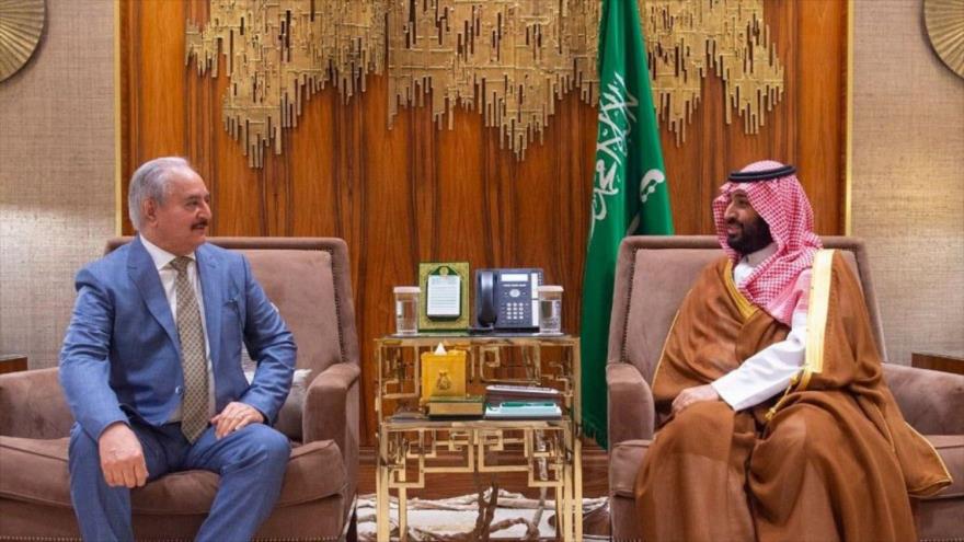 El mariscal libio, Jalifa Haftar, durante una reunión con el príncipe heredero saudí, Mohamad Bin Salman.