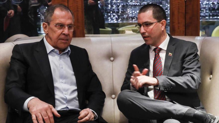El canciller venezolano, Jorge Arreaza (dcha.), habla con su par ruso, Serguéi Lavrov, Ginebra, 27 de febrero de 2018.