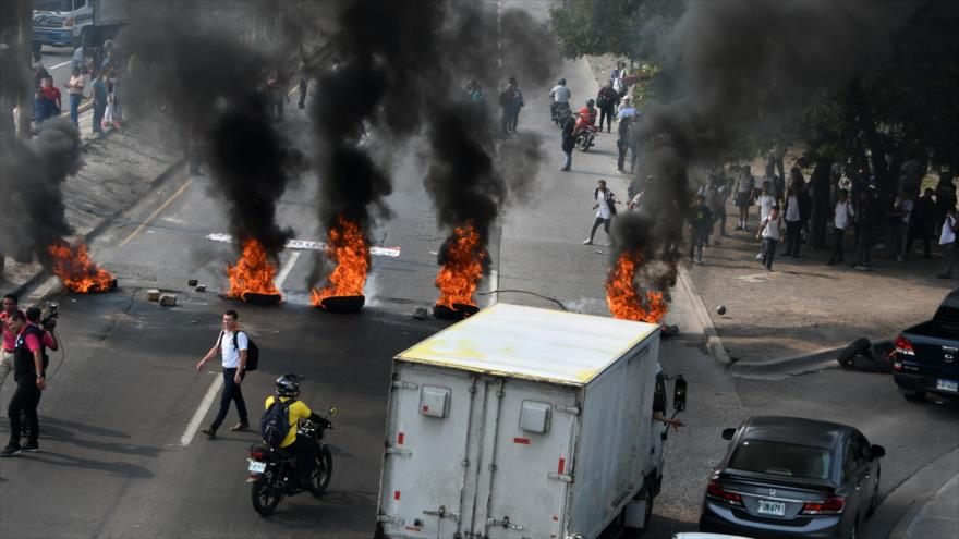Médicos y maestros hondureños se declaran en protestas permanentes