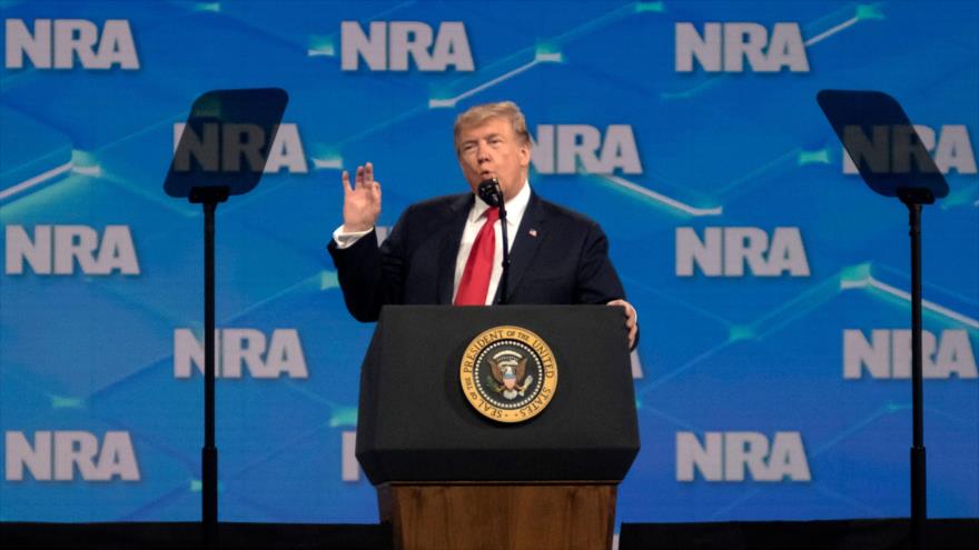 Vídeo: Arrojan un móvil a Trump durante una conferencia