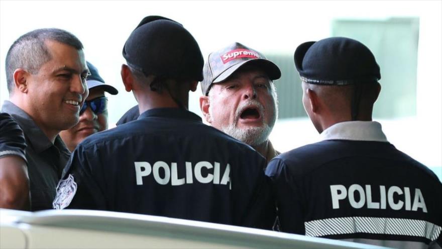 El expresidente panameño Ricardo Martinelli reacciona ante los medios al llegar al Tribunal Electoral de la Ciudad de Panamá, 26 de abril de 2019. 