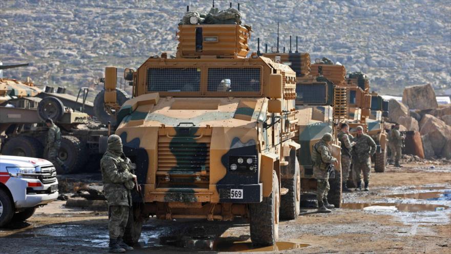 Vehículos blindados de Turquía desplegados cerca de Kafr Karmin, a unos 35 kilómetros al oeste de Alepo (Siria), 30 de enero de 2018. (Foto: AFP)