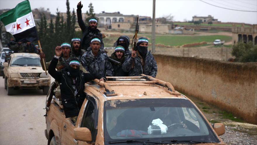 Grupos respaldados por Turquía custodian una zona cerca de Manbij, norte de Siria.