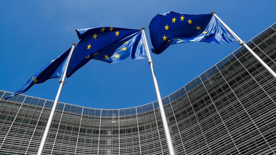 Las banderas de la Unión Europea (UE) ondean ante la sede de la Comisión Europea en Bruselas, Bélgica.