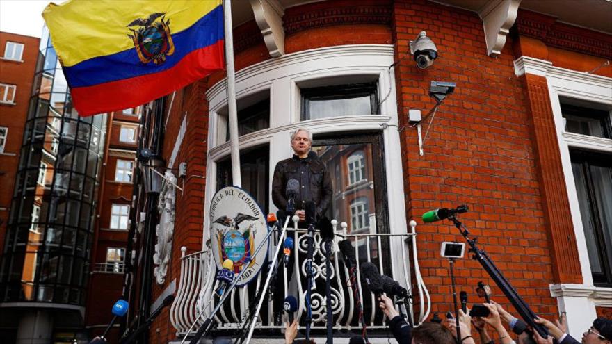 El fundador del portal de filtraciones WikiLeaks, Julian Assange, habla desde la embajada de Ecuador en Londres, capital del Reino Unido.