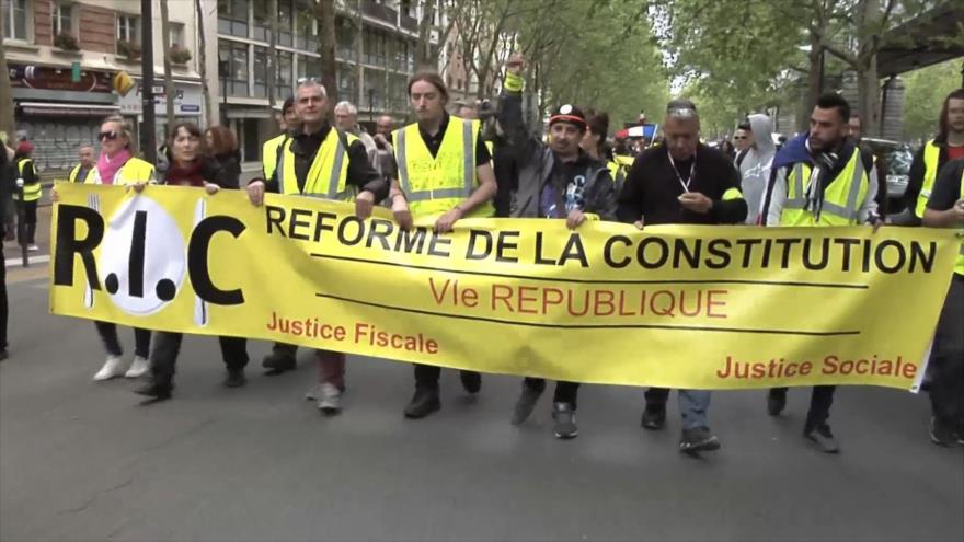 “Chalecos amarillos” y sindicatos protestan contra Emmanuel Macron