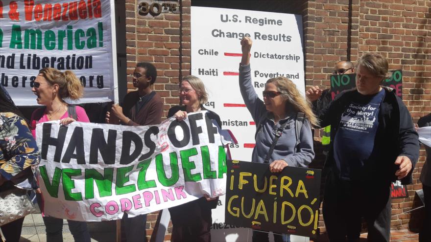 Activistas estadounidenses protestan frente a la embajada de Venezuela en EE.UU., Washington, 27 de abril de 2019. (Foto: AFP)