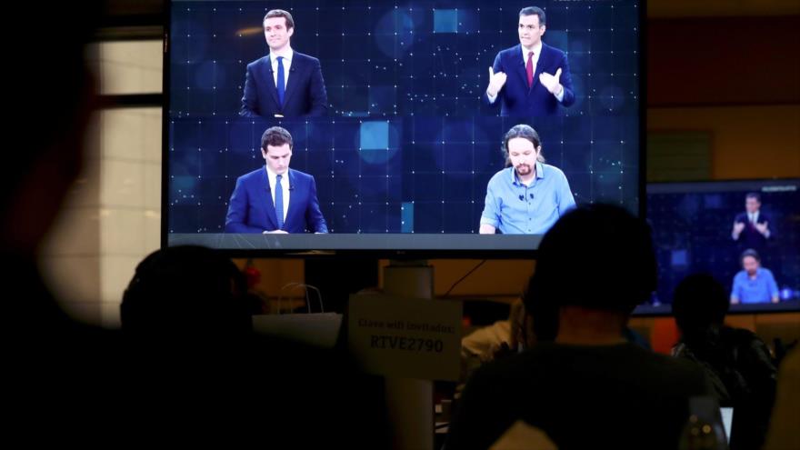 Una pantalla de televisión muestra a candidatos Pedro Sánchez (PSOE), Pablo Casado (PP), Albert Rivera (Ciudadanos), Pablo Iglesias (UP).