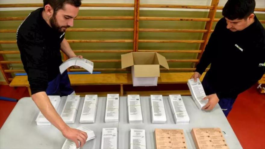 Papeletas en un colegio electoral de Pamplona, en el norte de España.
