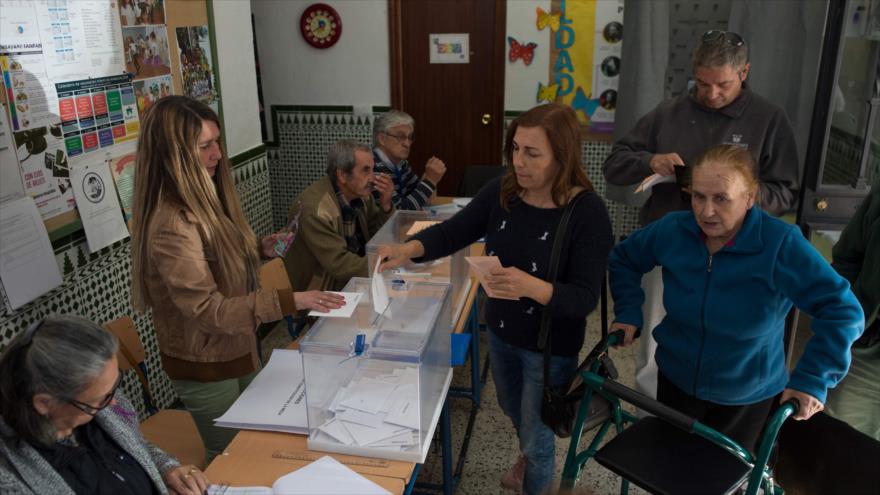 Una mujer sufraga en un centro de votación en Parauta, cerca de Málaga, durante las elecciones generales en España, 28 de abril de 2019. (Foto: AFP)